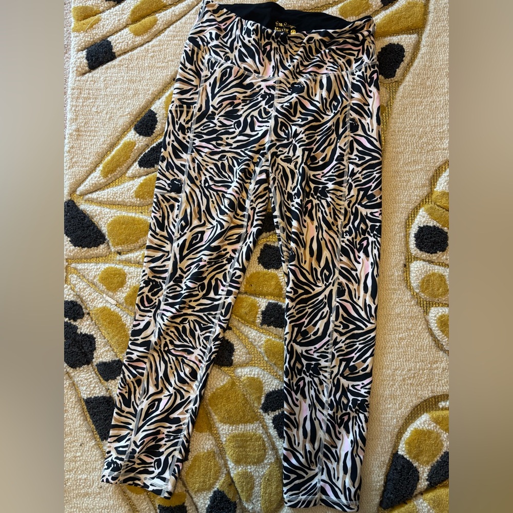 Lilly Pulitzer Luxletic Weekender High Rise leggings in "Can You Zee Me" Onyx